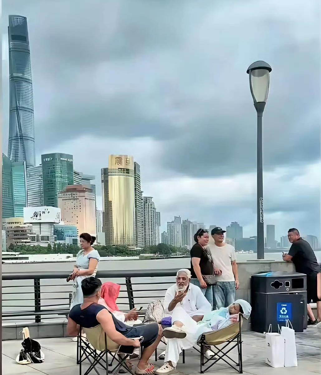 印三的高种姓家庭来上海旅游！他们将折叠桌椅带到了外滩，一家子旁若无人随意坐卧，