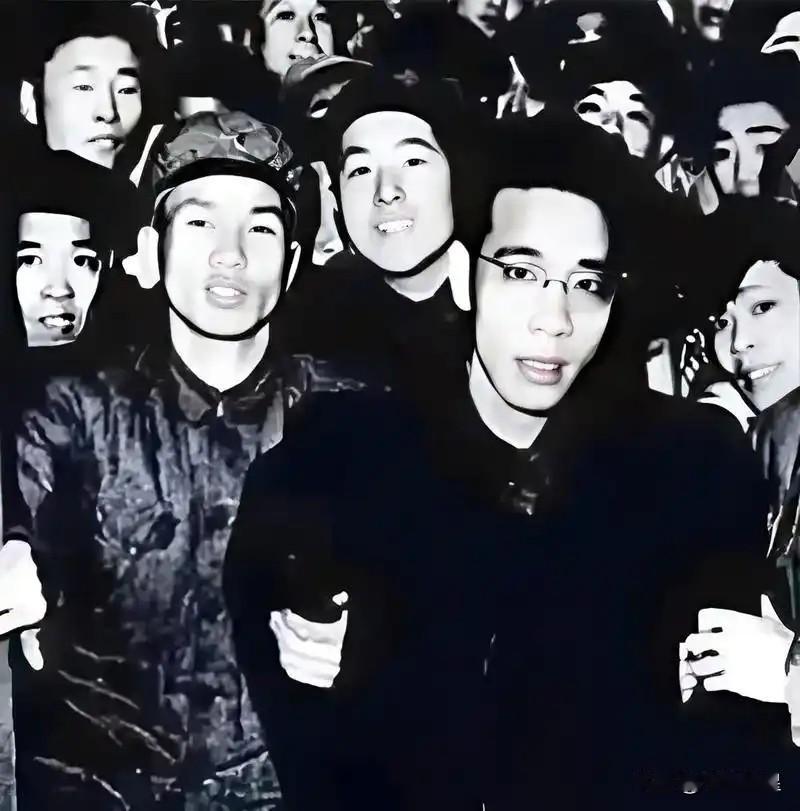 1950年，黑心商人王康年将过期变质的止咳糖浆，卖给了解放军，部队发现后，责问他