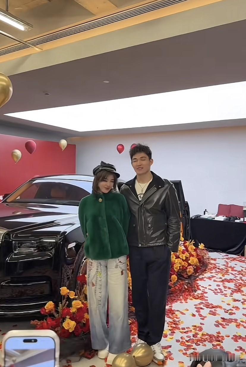 于会长真是大手笔，圣诞节送任任一个大礼物，也是送的第二辆车了，两个人一起去现场提