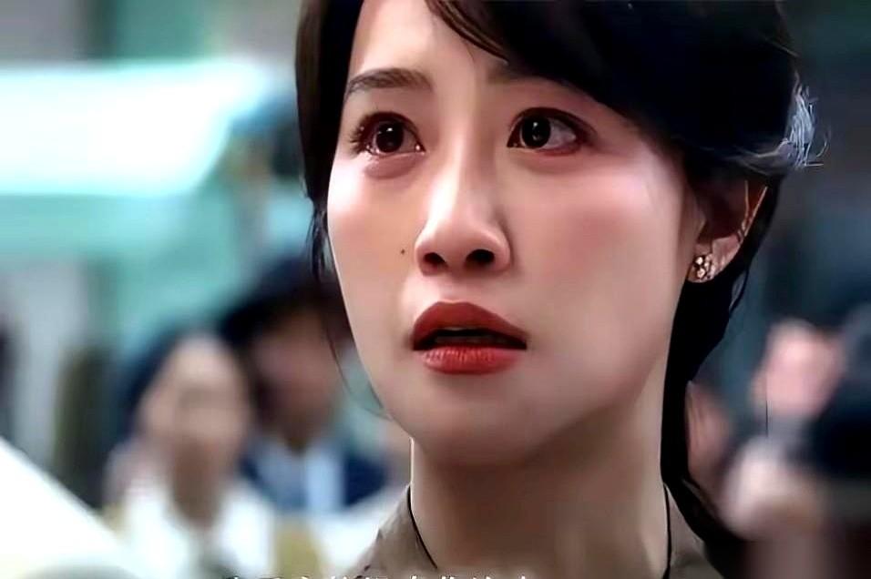 亲妹妹一个大嘴巴子扇过去，骂他是汉奸。他没躲，也没解释。因为他背后，是整个澳