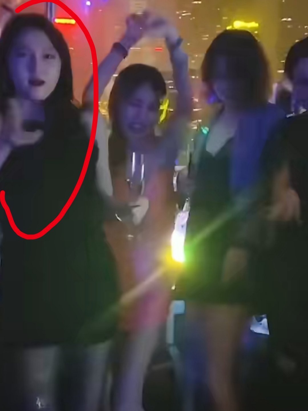 曝关晓彤深夜去酒吧有狗子爆料关晓彤带助理深夜去酒吧和朋友聚会，还在酒吧跳舞。北