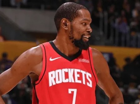 凯文-杜兰特年满37岁仍能场均砍下25分，投篮命中率50%、三分命中率40%、罚