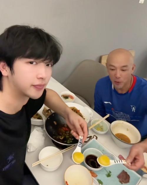 别看王楚钦在镜头前一向憨憨的，其实情商非常高。肖凯文发文和老爹肖战吃汤圆的