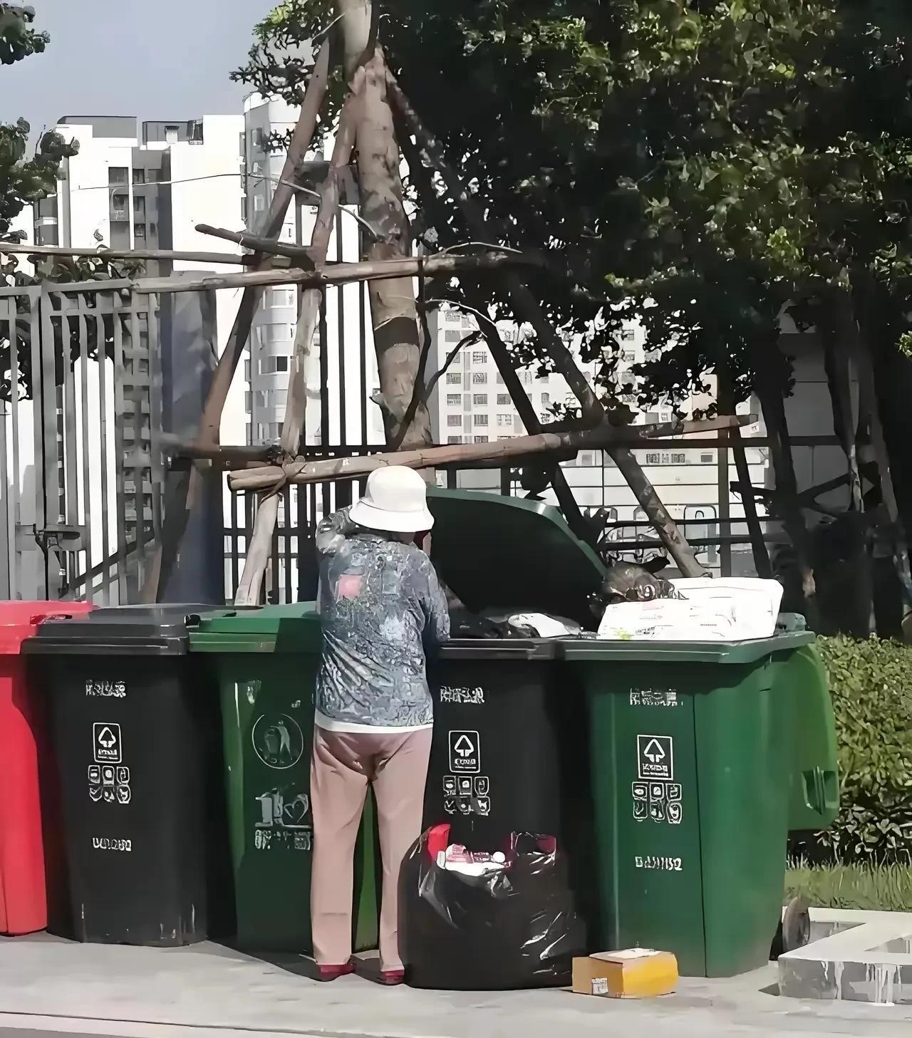 这位老阿姨是小区的一名退休工人。每月退休金三千六百块钱。儿媳妇都在企业做管理。两