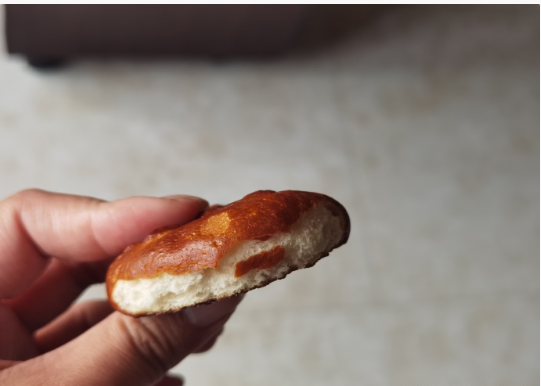 我去年买的面包冰箱贴，居然是个真碱面包🥨！！！我在冰箱上贴了一年了……​​​