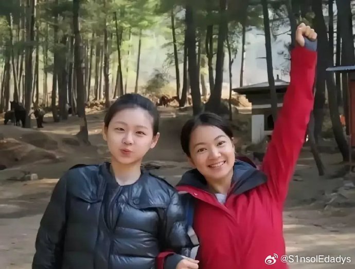 大S女儿小玥儿终于扎起头发，露出清秀面庞，与妈妈风格迥异，宛如小小S。