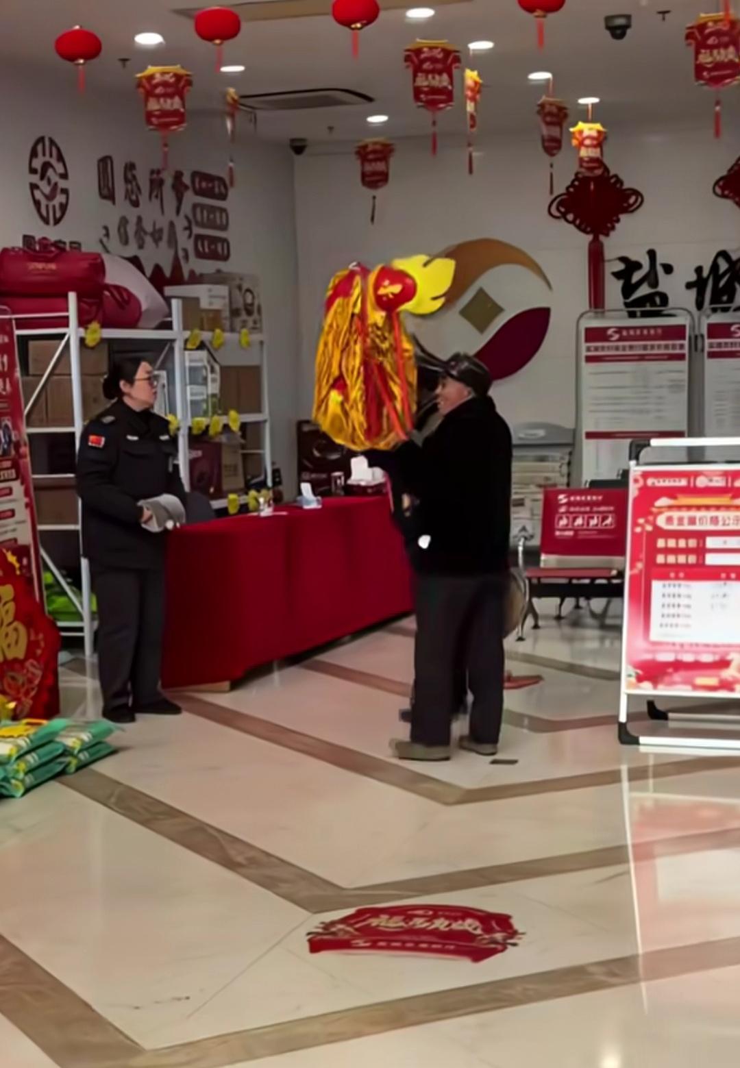 一个敢说，一个敢信！江苏，两位舞狮的老人进店讨钱，老板娘就说让他们去对面银行，那