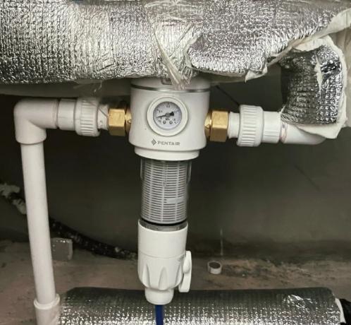 江北一位大哥，为了省几百块钱，在一楼外墙装了个透明壳子的前置过滤器。结果重庆冬天