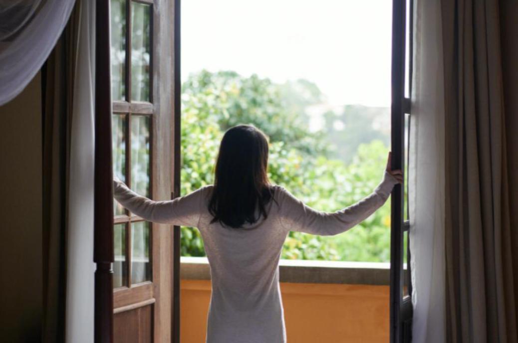 医生告诫:千万不要随意开窗通风,这三个时间开窗,小心疾病缠身开窗通风听起来简