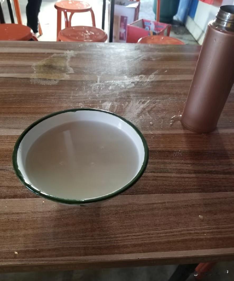 这次泰山观日之旅原本满怀期待，想着花些费用在山顶留宿，毕竟过往在黄山、成都牛背山