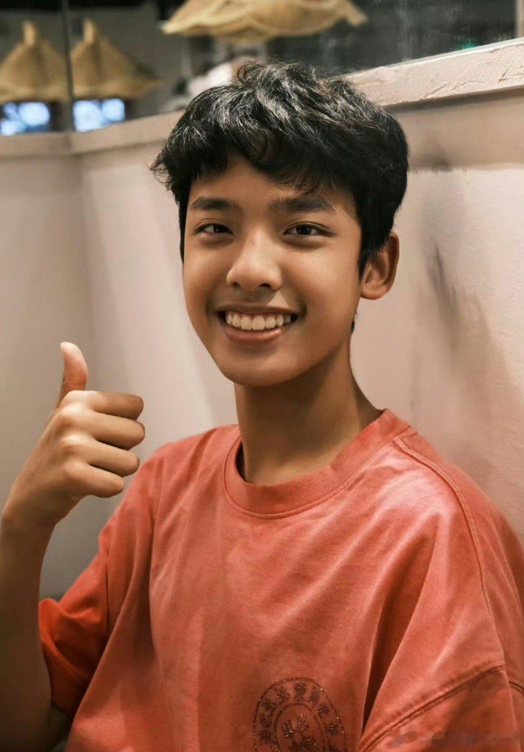 郭晓东程莉莎儿子15岁了看到郭子诚的近照，真的感叹时光飞逝。从节目里的小男孩，