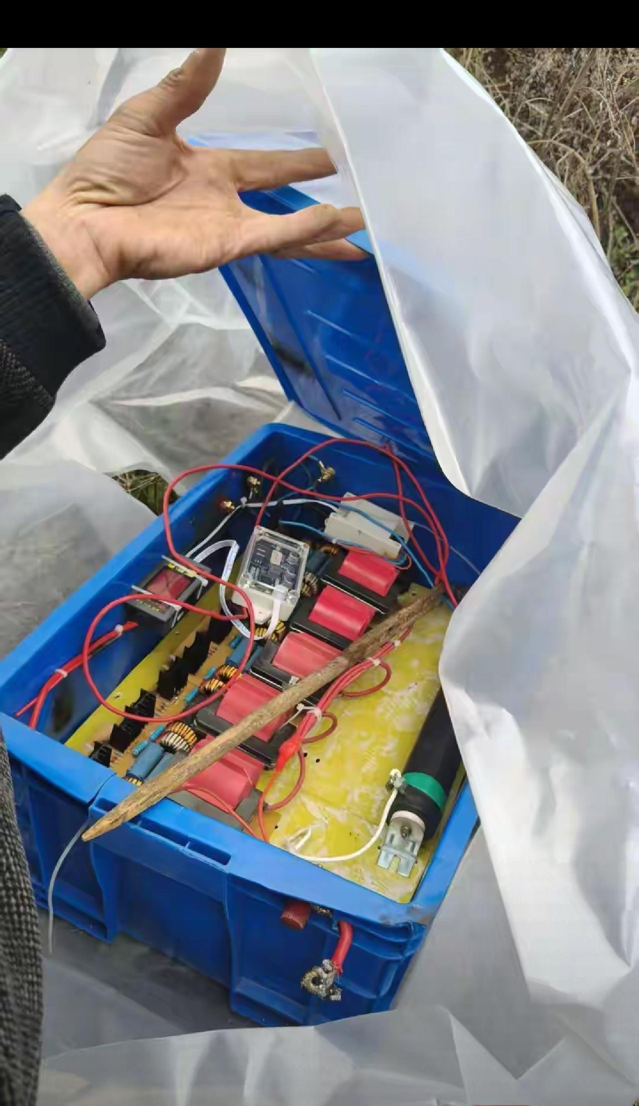 痛心！重庆54岁男子祭祖返程，竟被山间非法电网夺命！太缺德了😭春节返乡祭