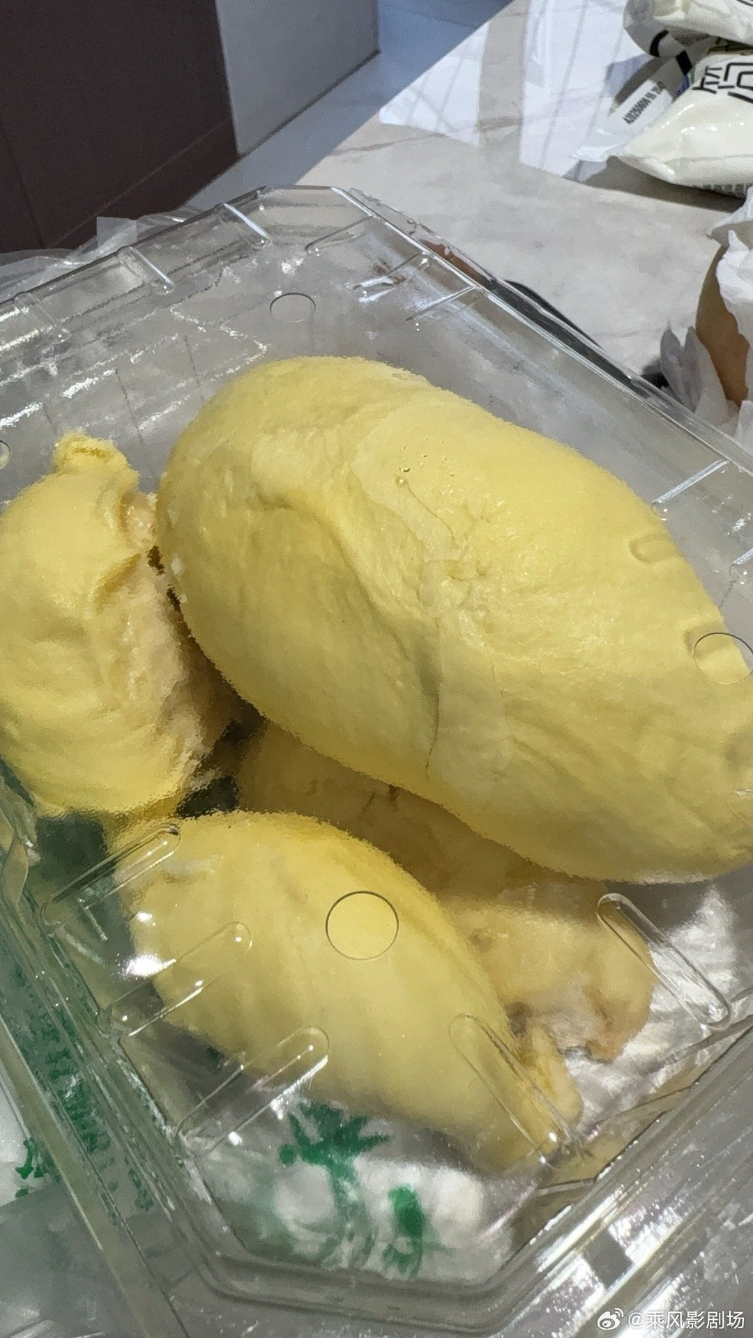 晚安宝宝们💤吃个榴莲就睡觉​​​