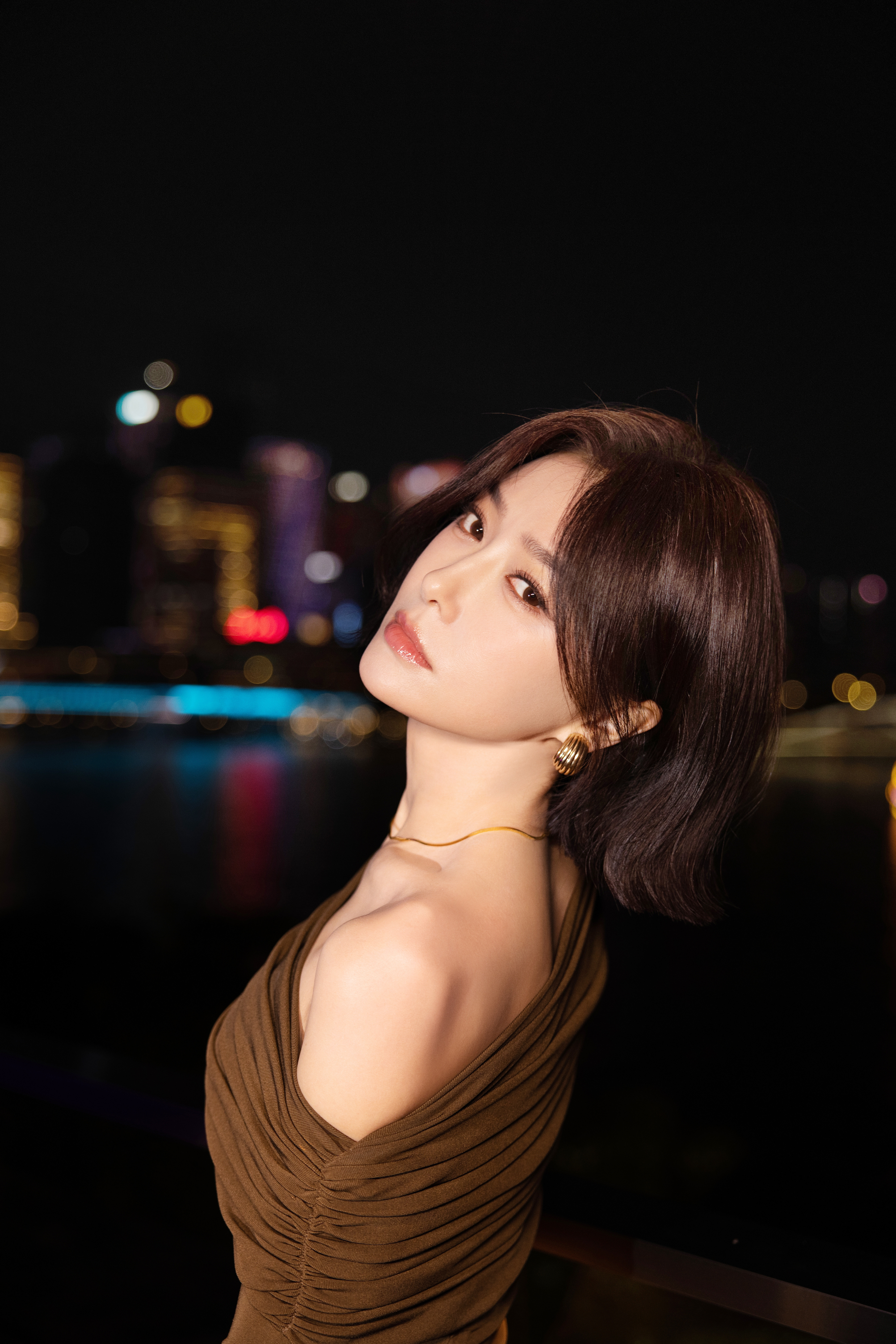 秦岚焦糖棕调勾勒出的优雅，是刻在骨子里的温柔与气场，一字肩的设计揉碎了慵懒，