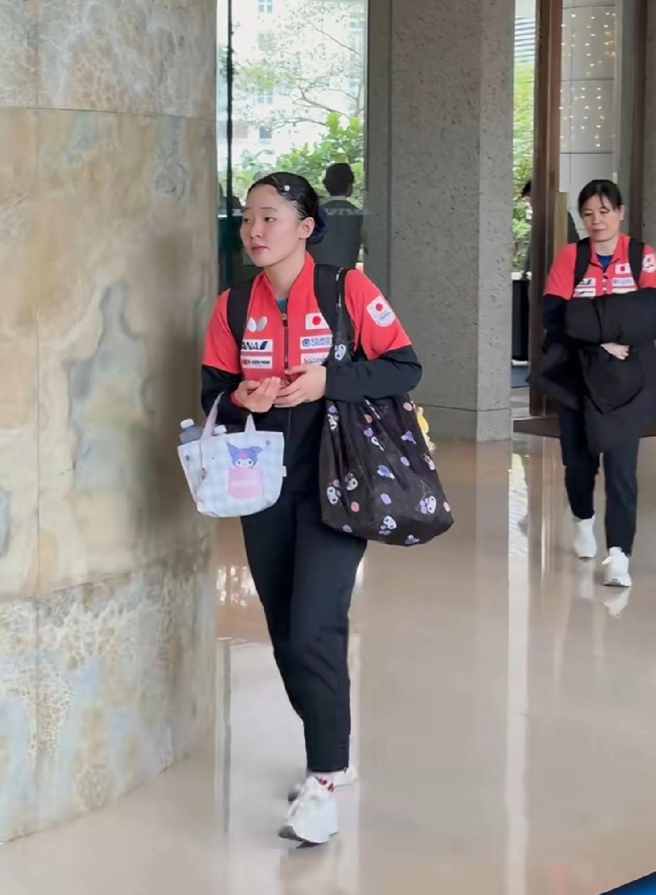 张本美和与妈妈一同出发去训练场了，准备晚场和王曼昱的比赛去了来到香港的张本美