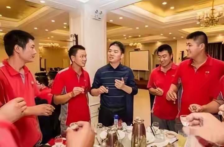 刘强东看到了什么，才去搞外卖?因为东哥已经丧失了京东的绝对掌控权了，想靠外卖
