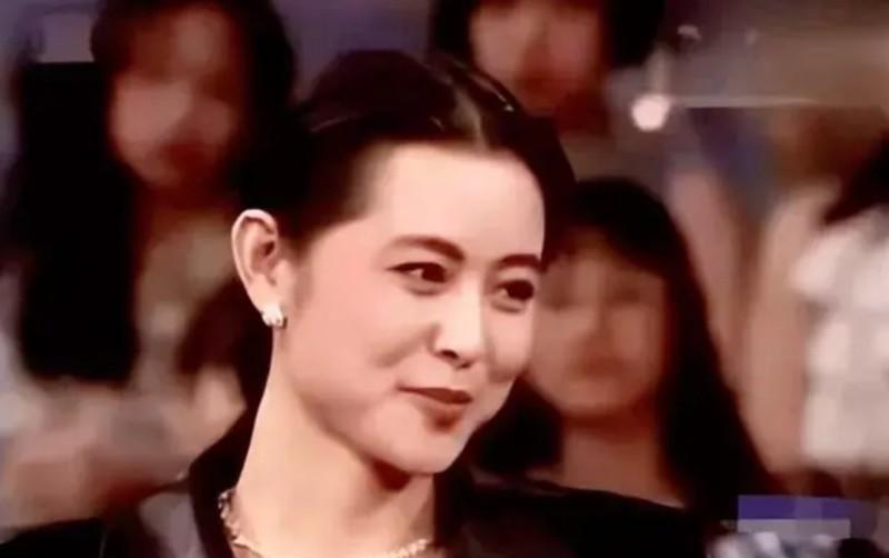1991年春晚，倪萍在给观众念海外华人祝福国人的贺电时，突然惊出了一身冷汗，原来