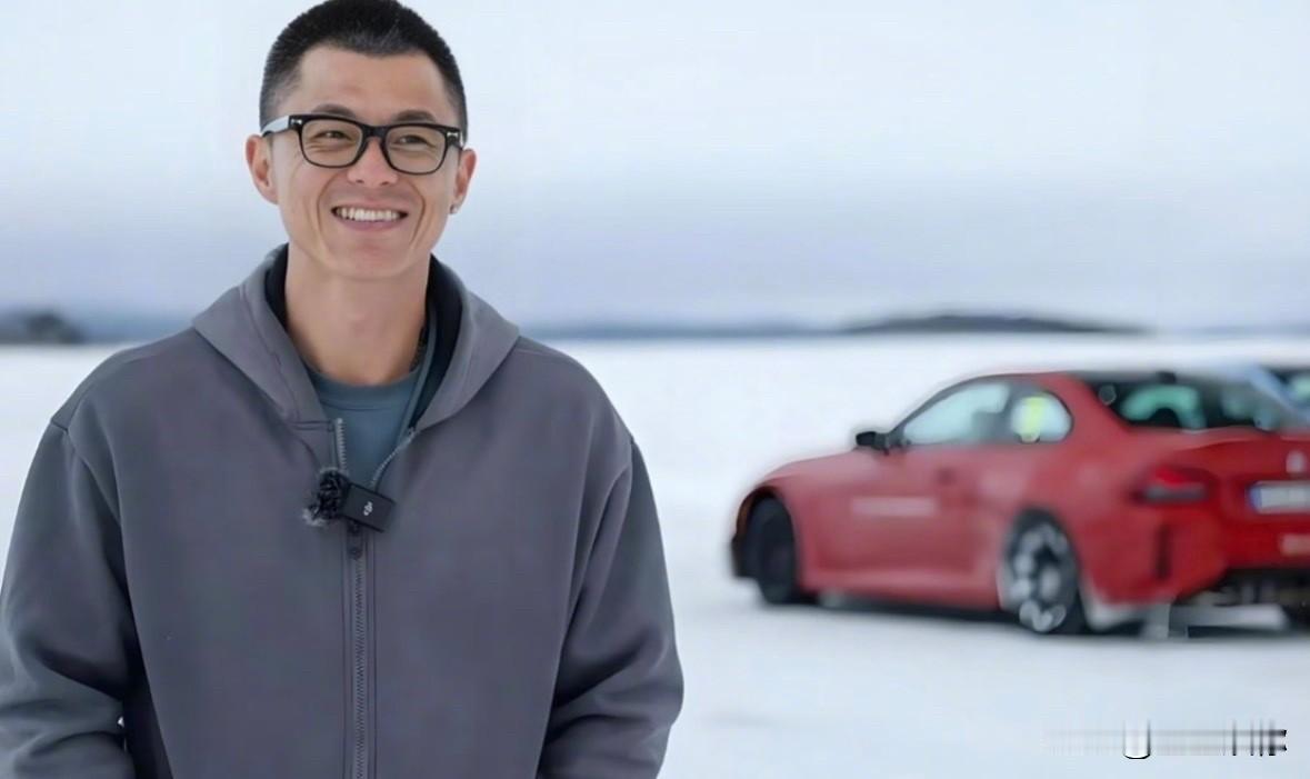 陈震这个人看面相：两腮无肉，神仙难斗;看粉丝：物以类聚人以群分。他被永久封