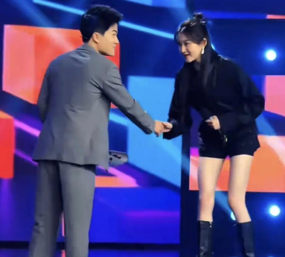 访谈了倪妮，与关晓彤同台主持，或许与刘亦菲同框的日子也在路上，如果董宇辉的前女友