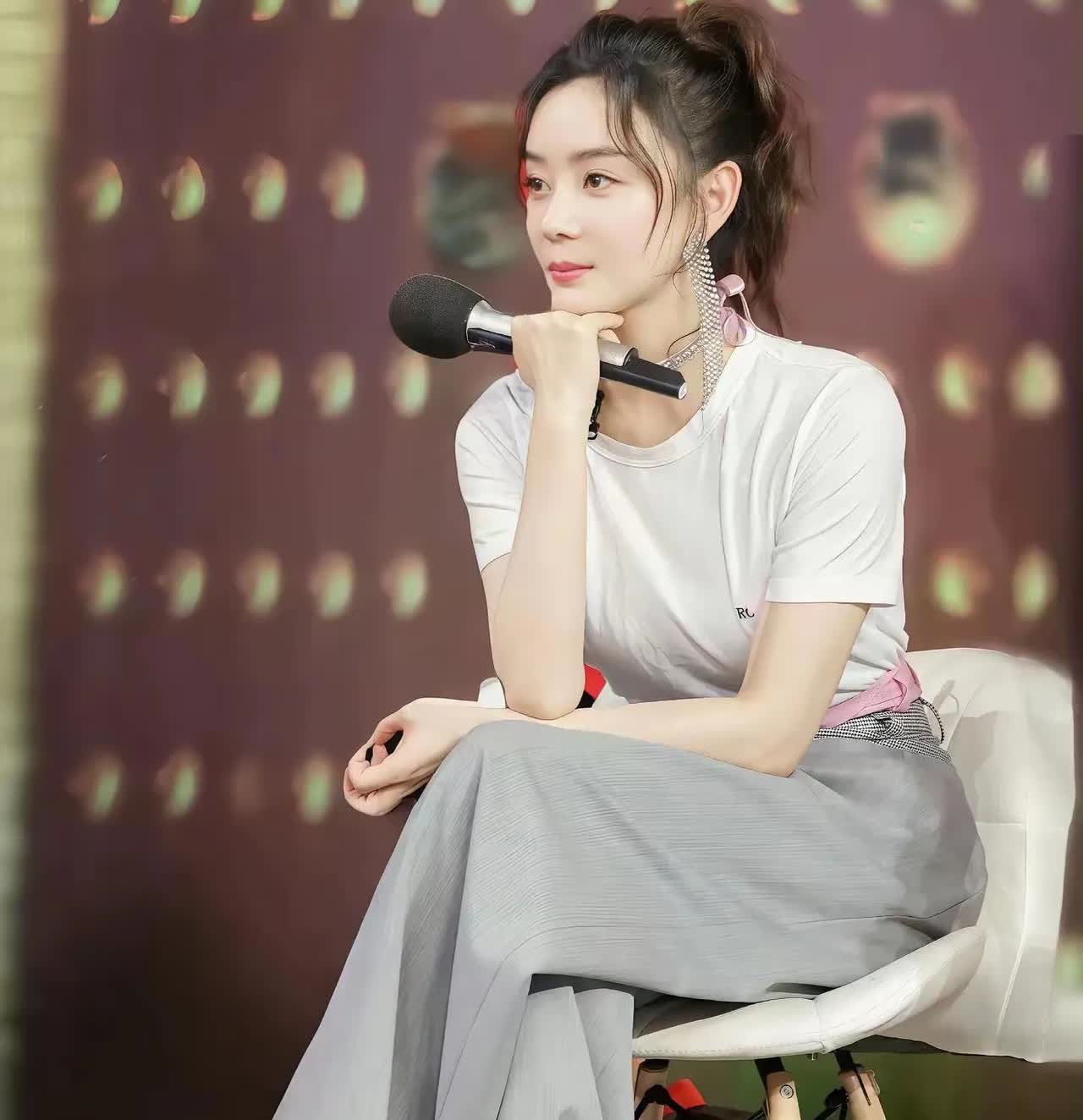 袁姗姗—优雅坐谈，时尚穿搭，麦克风下的魅力时刻🎙️✨