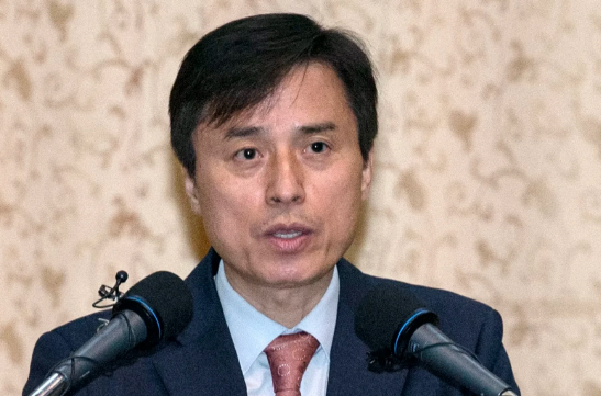 24日韩国内乱特检组针对尹前总统三次拒绝出庭受审，要求法院下发拘传票。特检组