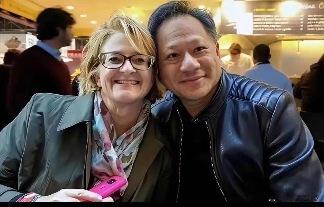 黄仁勋说:“我们相遇时，我17岁，她刚满19岁，我注意到班上这个漂亮的姑娘，我就