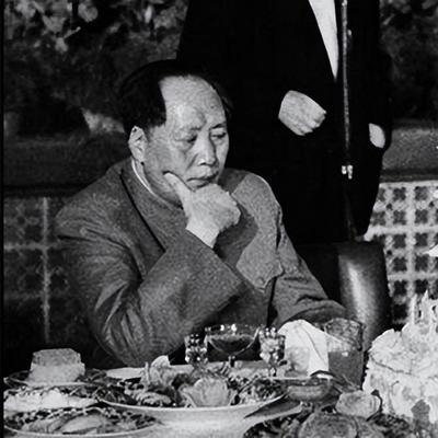 1917年，毛主席游学的时候碰到一个老夫子出题，“绿杨枝上鸟声声，春到也，春去也