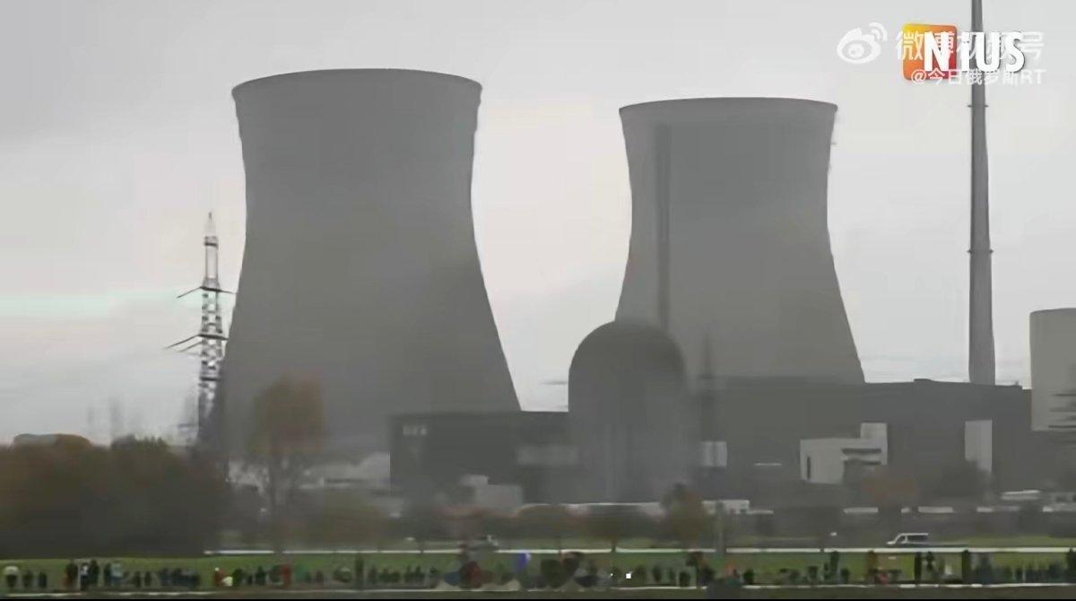 昨天，德国对其国内最大的核电站实施爆破，站内两座160米高的冷却塔在爆破声中轰然