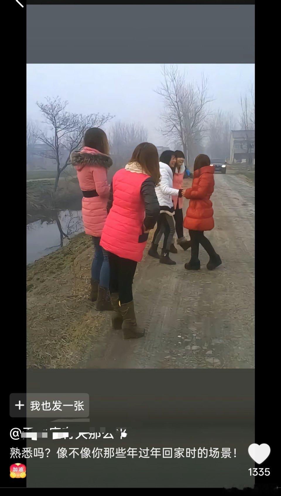 时间过得好快呀，以前都是这么穿，现在都是阔腿裤配短款上衣了[大笑]​​​