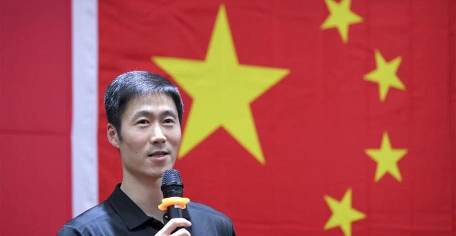 手机被锁进柜子那天，樊振东的3000万代言也一起被关掉了。国乒训练馆门口贴着