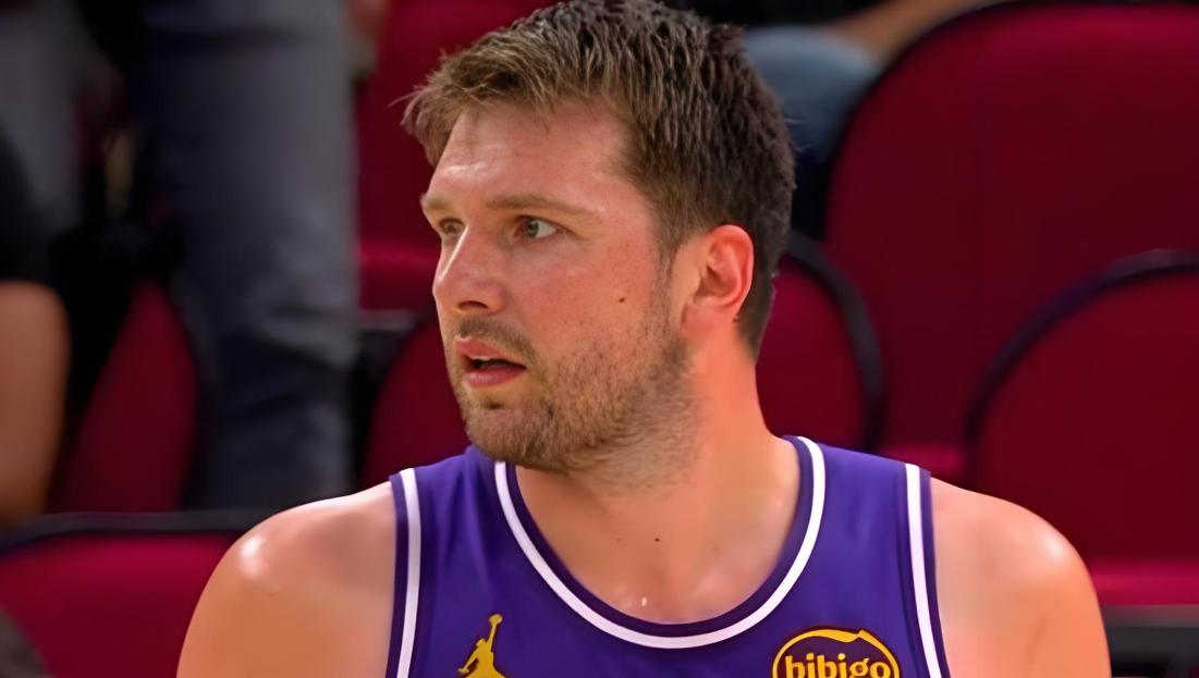 完了，东契奇被禁赛了，下场打活塞上不了了今天湖人和魔术的第三节，东契奇因为和对