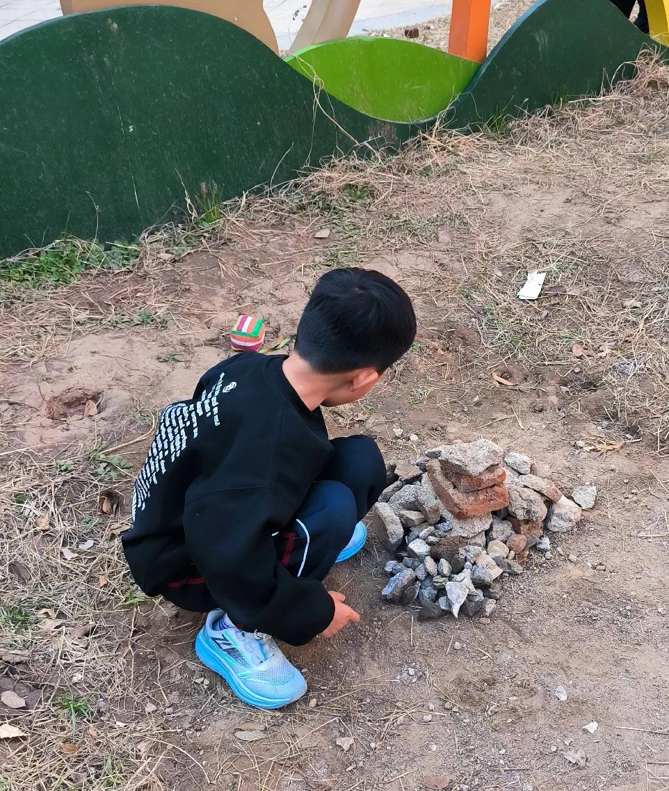 观察学生的一些现象，你会觉得我们成年人有时做的很多事情，孩子并不领情。下雨，