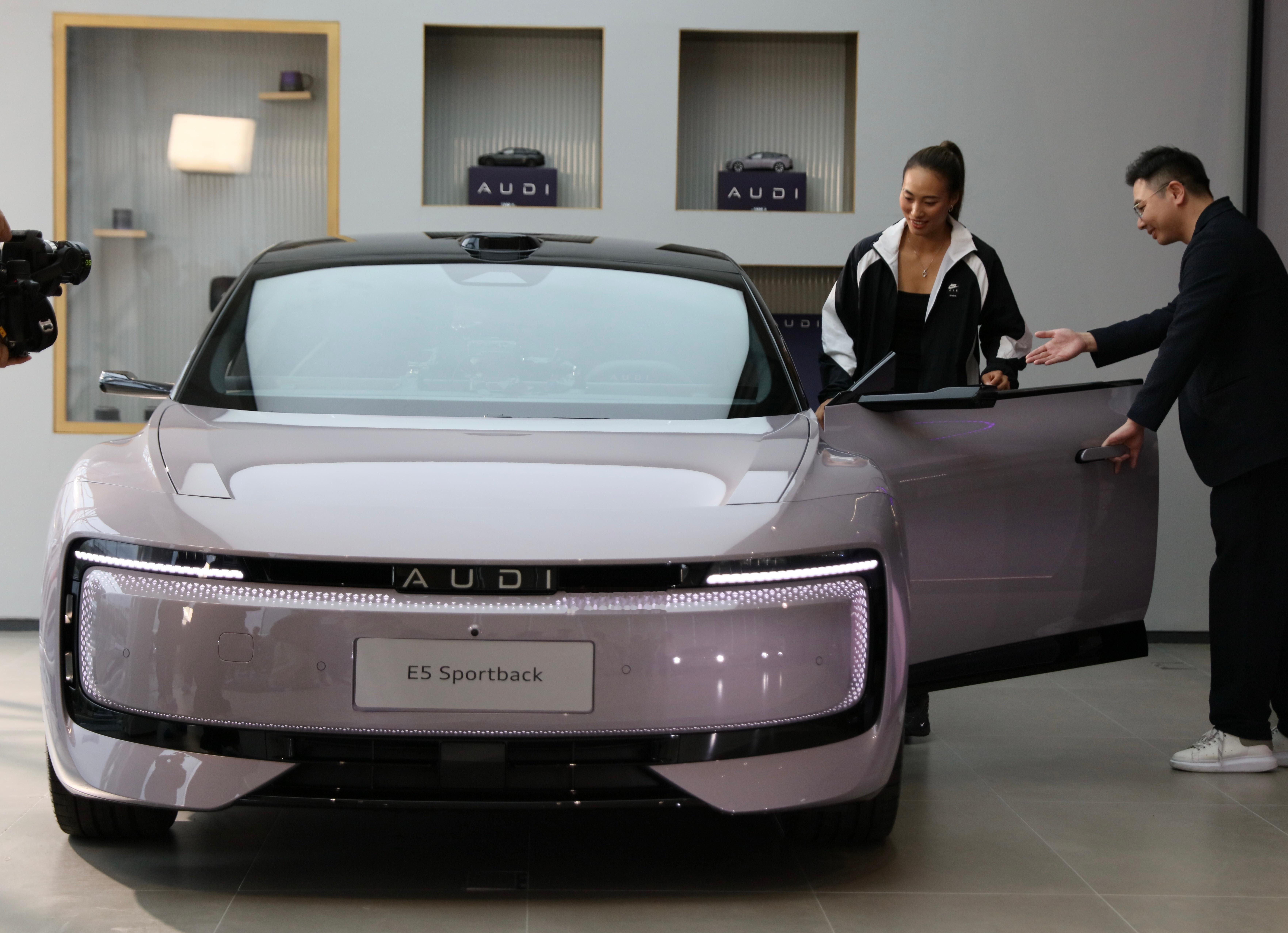 作为多年奥迪老车主，必须夸一句奥迪E5的颜值太能打！近期品牌动作频频，答案当然