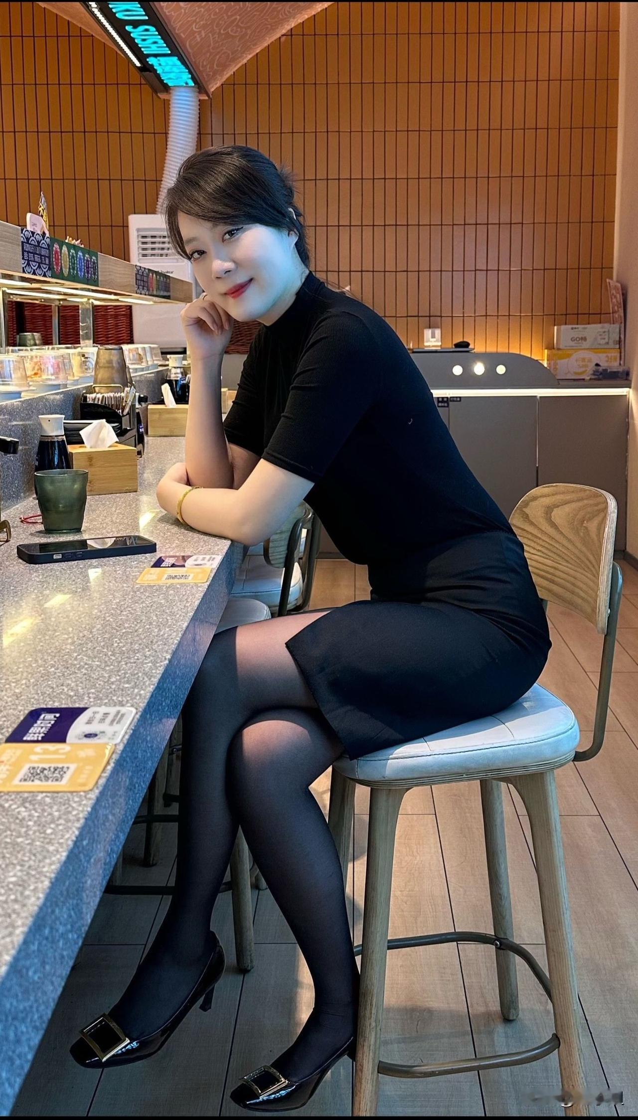 黑发红唇，还得看中国女人