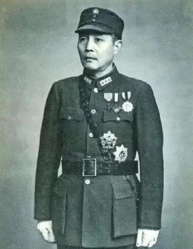 1944年11月，钱大钧突然被任命为军统局局长。这个安排一出来，最尴尬的人不是