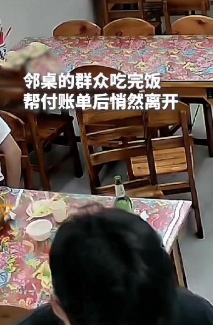 安徽亳州，3位民辅警结束工作，进店吃饺子歇脚。谁知准备结账时，老板却说：“账早有