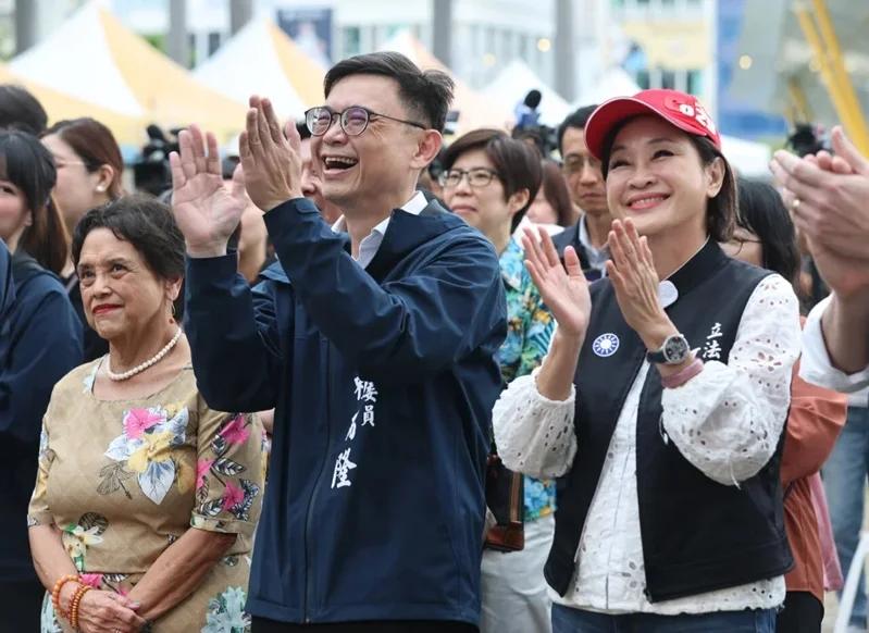 亲绿媒体“上报”今天公布委托山水民意调查公司进行的最新民调，结果显示，民进党参选