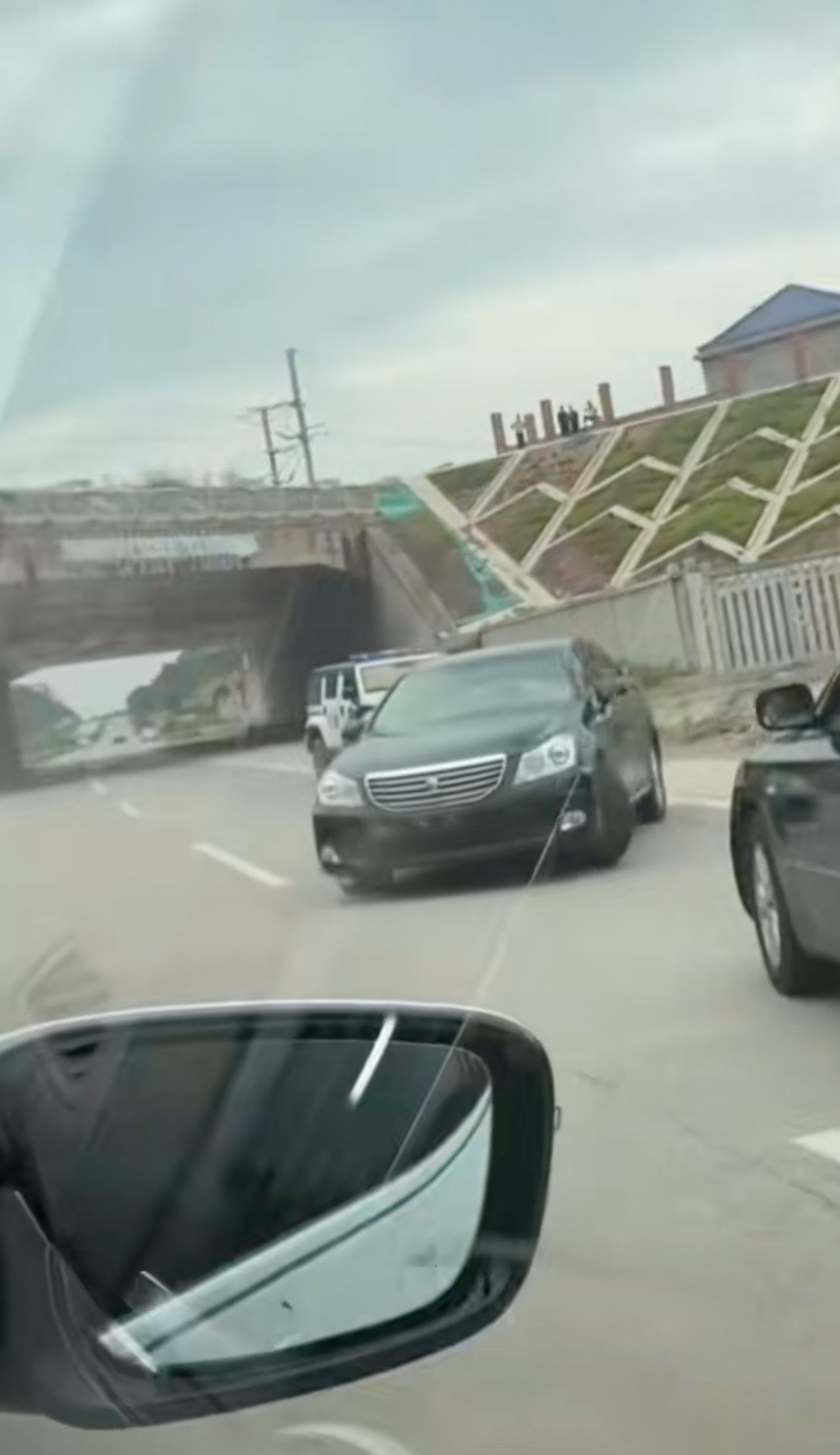 25岁海警被走私艇冲撞牺牲画面应该是大飞，有可能不是拉猪脚的没准真是双狮踩地球。