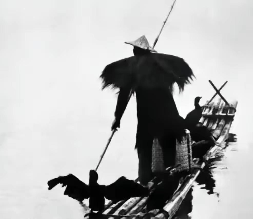 1942年，渔民陈根土载着16个日军过江。船行至江心，原本一脸谄媚的陈根土突然哈