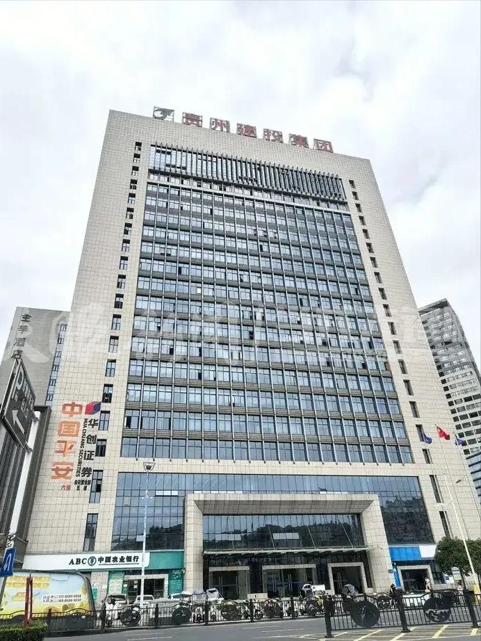 贵州贵阳一名老实电工在岗位勤恳坚守26年，一辈子扎根岗位踏实干活，本以为熬到离职