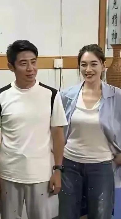 那天，撒贝宁与李小冉站在一起像一家人。他们是到基层体验生活，主持栏目，看起来感觉