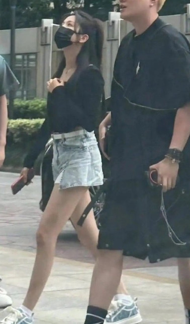 杨超越这身材比例也太绝了。