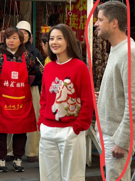 今天最无语的就是这位外国艺人吧现在录制综艺都要用替身了，他先是跟着替身走几遍拍