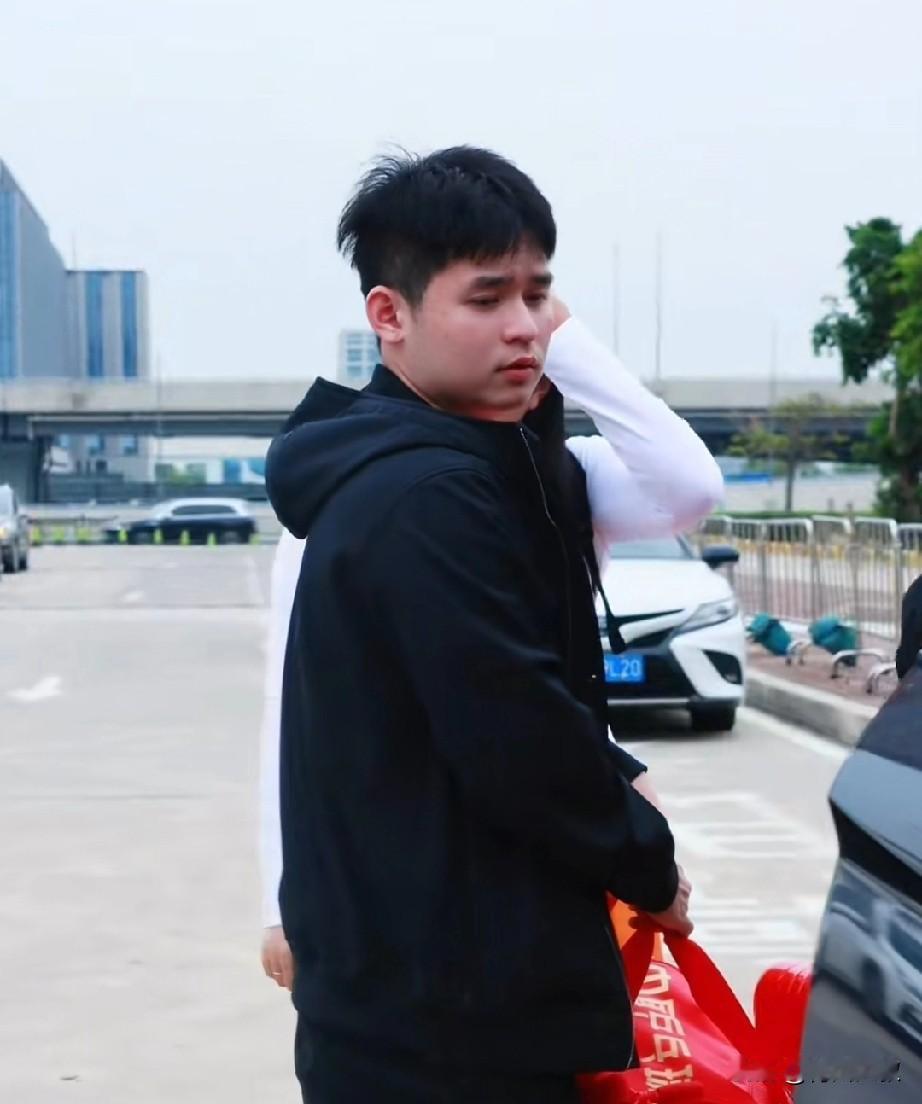 你现在还以为林诗栋是海南培养的？海南队到澳门了，只有两个人。其实也不对，