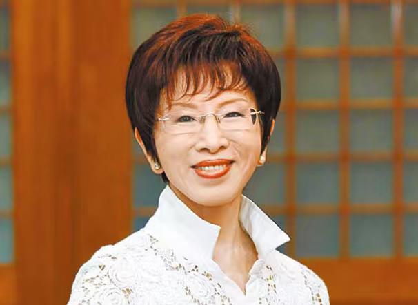 现在睁大眼睛看洪秀柱是个不折不扣的两岸问题模糊者，她到大陆时喊得很响亮，“我们都