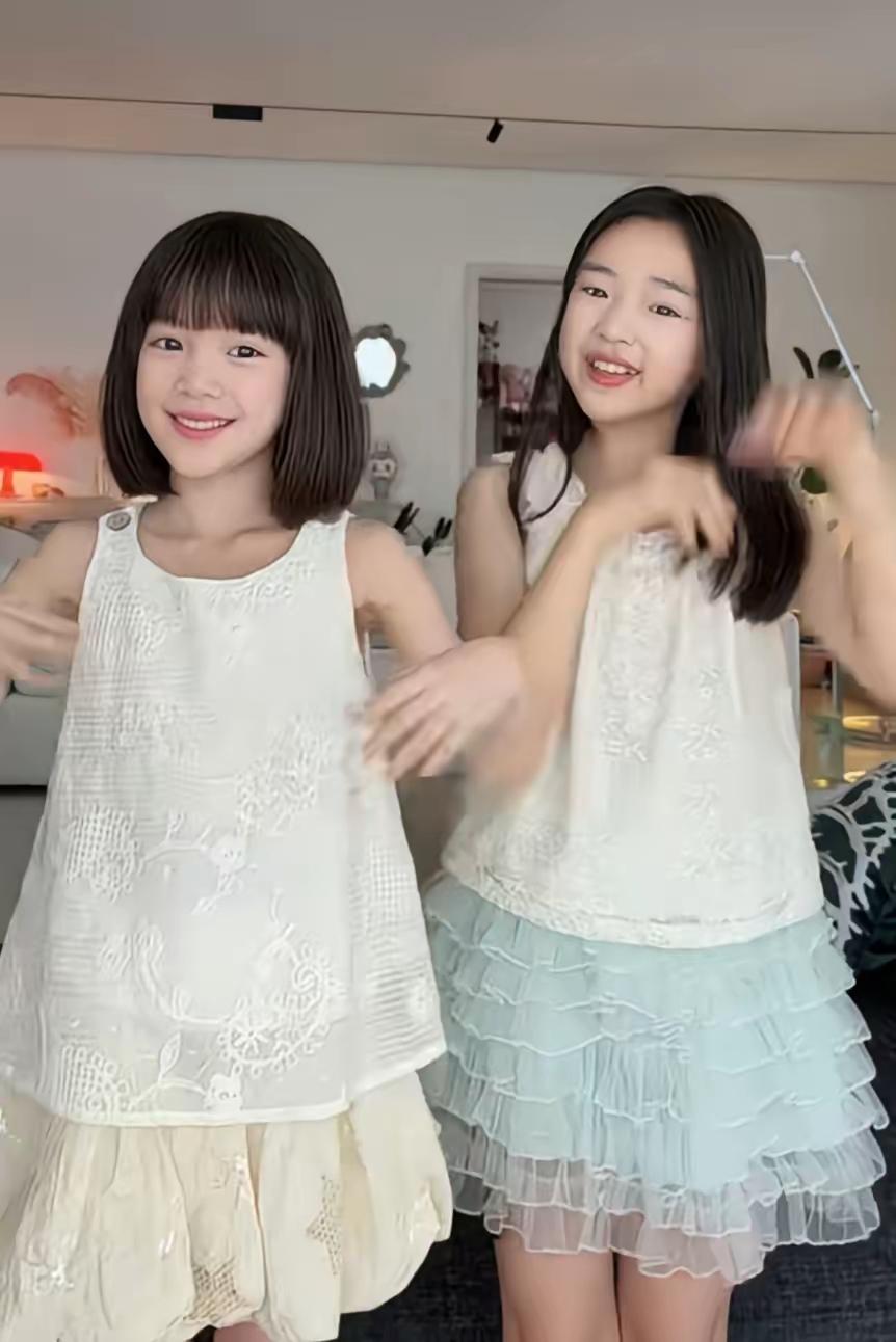 这俩娃娃，还是左边的沐言更可爱，更漂亮吧！沐言的五官更精致一点，而且笑起来很甜