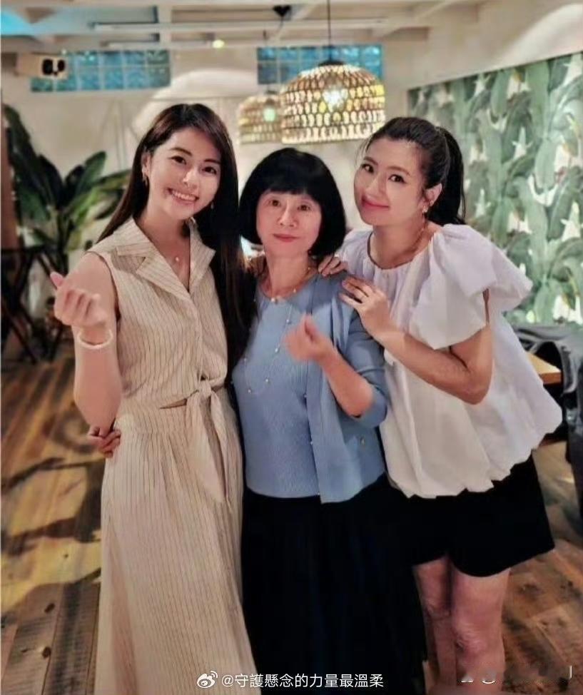 任家萱终于露腿了，可以看得出当年被烧伤很严重，如今揭开伤疤真的很勇敢了