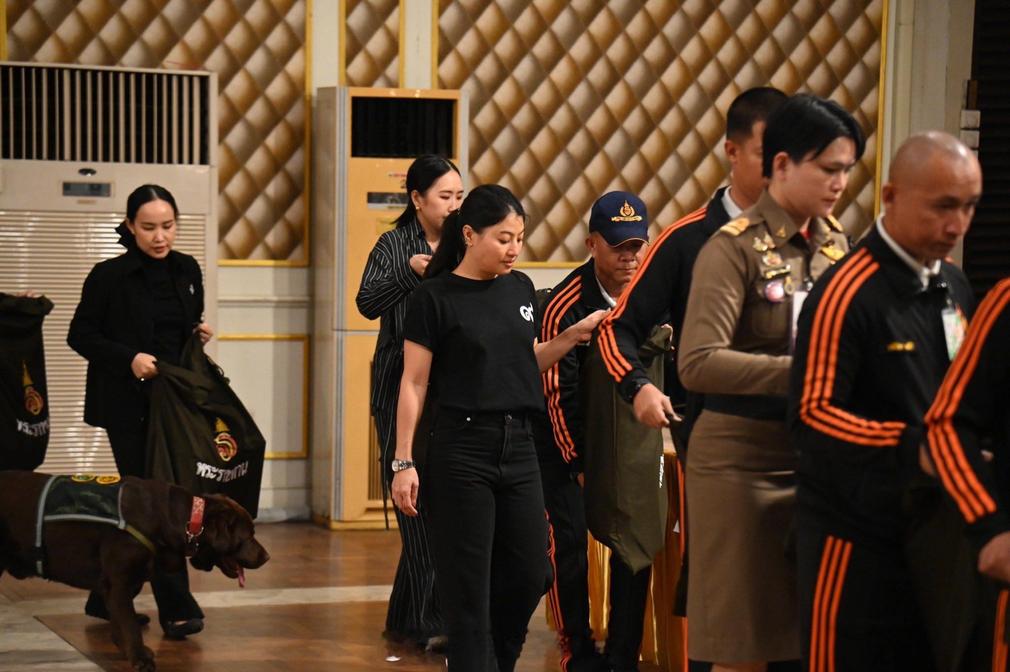 王室王室泰国王室镇宅2025年12月17日，镇宅为暹罗的边境士兵准备礼物包，上