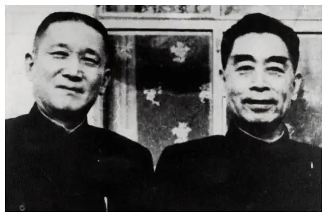 1949年，北京。一位穿中山装的青年敲开傅作义家的门，神色不安。屋里刚刚送走一拨
