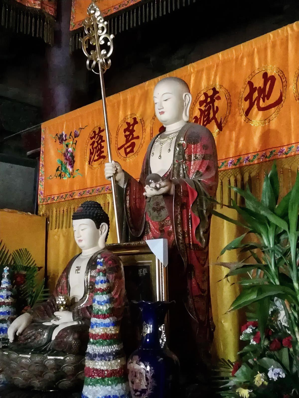 遇见地藏菩萨，读懂人间最深的慈悲世人皆求顺遂圆满，却少有人懂默默坚守的大愿